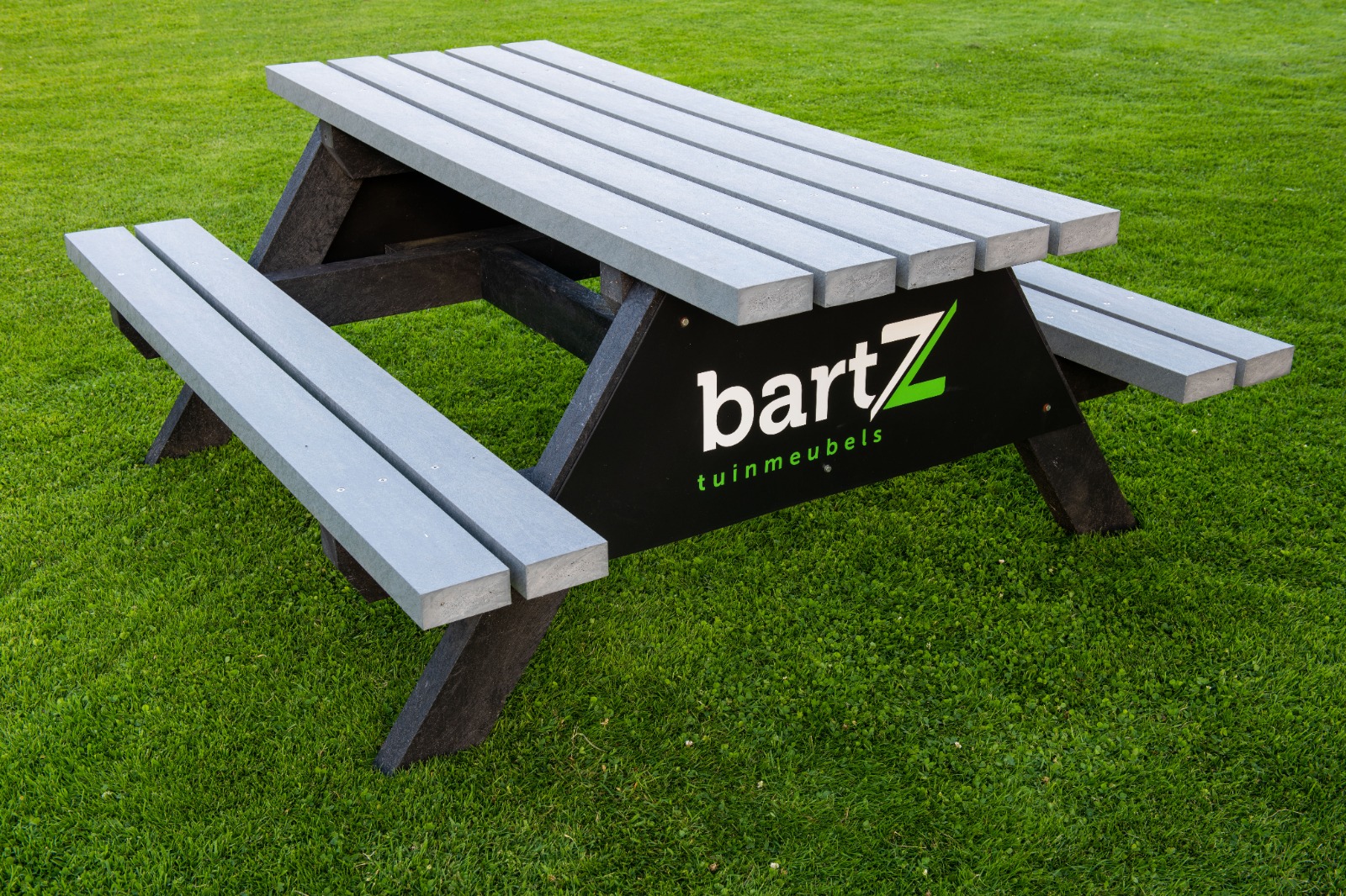 Sponsortafel: picknicktafel van gerecycled kunststof met sponsorvlakken op de zijkanten